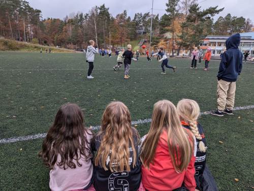 Stikkball i friminuttet.